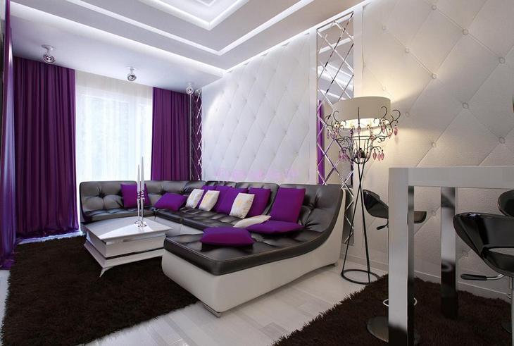 фиолетовые гардины в интерьере белой гостиной