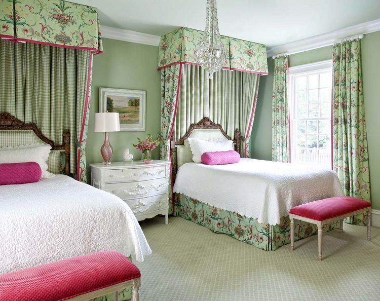 оливковые шторы с цветочным рисунком в дизайне спальной комнаты
