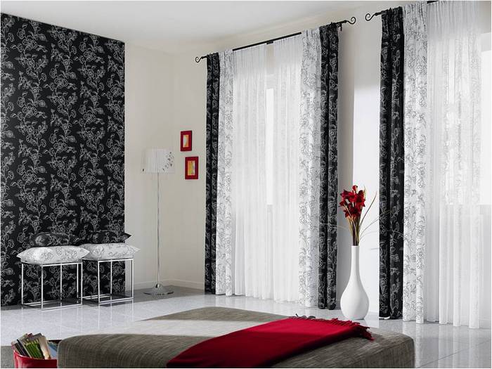 фото черных штор и тюля в просторной гостиной