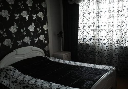 фото черного тюля в спальной комнате