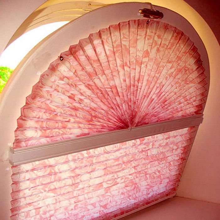 фото плиссированной шторы на окно в форме арки