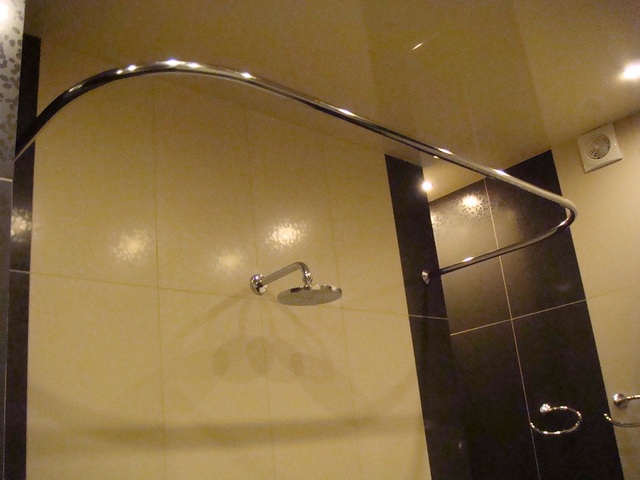 прямоугольныйкарниз для шторки в ванной
