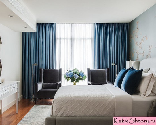 декоративные подушки и шторы для спальни одного цвета
