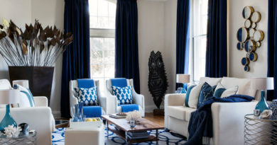 синие портьеры в гостиной