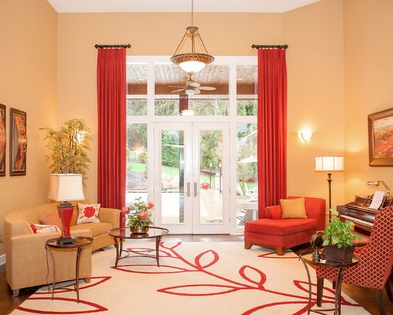красные шторы в интерьере белой гостиной