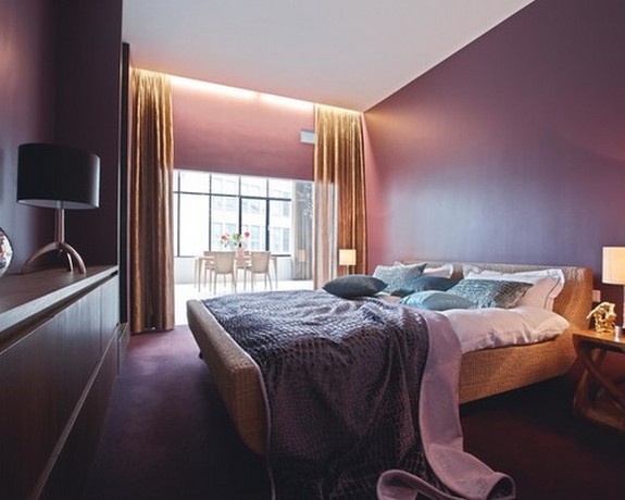 золотистые шторы в спальне с фиолетовыми стенами