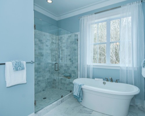 бело-голубые тюлевые занавески в ванной комнате