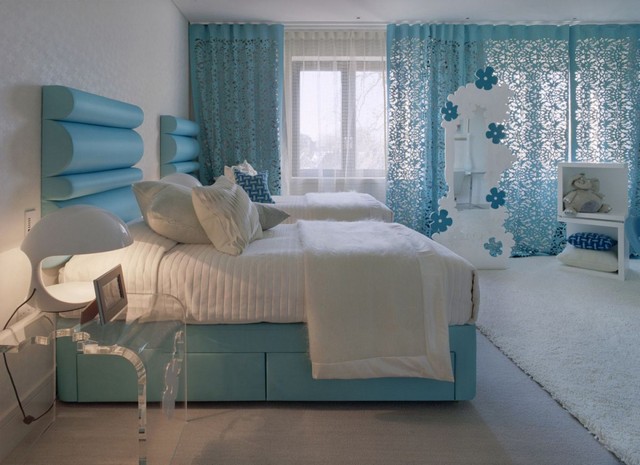 голубые тюлевые занавески в спальной комнате
