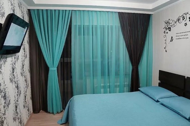 бирюзово-голубой тюль в спальне