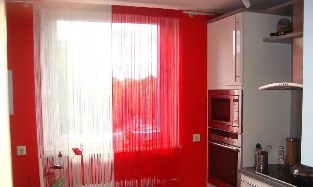 красные тюлевые занавески в кухне