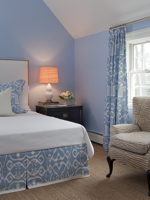шторы к голубым обоям в спальне