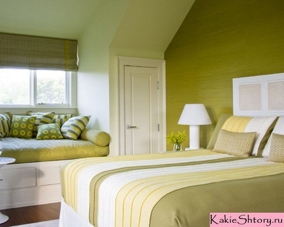 шторы к зеленым обоям в спальне
