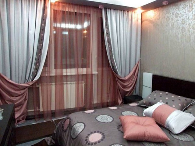 цветовое сочетание штор с отворотами с текстилем в спальне