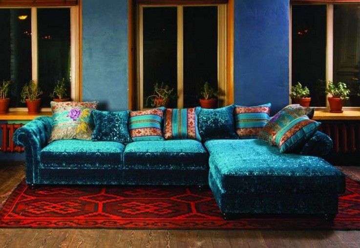 диван бирюзового цвета с красным ковром