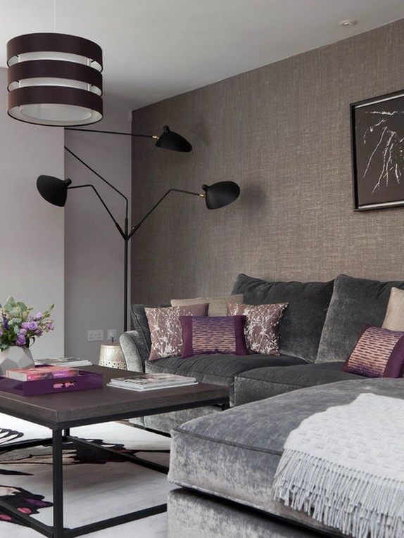 серый диван и фиолетовые подушки