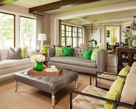 серый диван и зеленые подушки