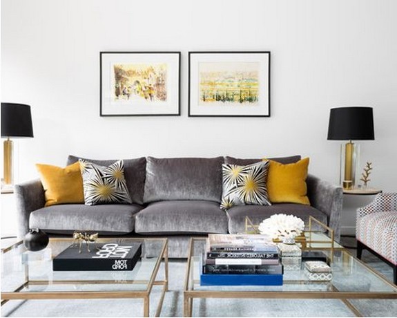 серый диван с желтыми подушками