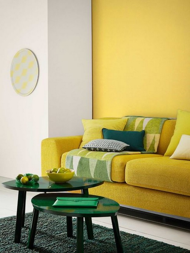 желтый диван с зелеными подушками