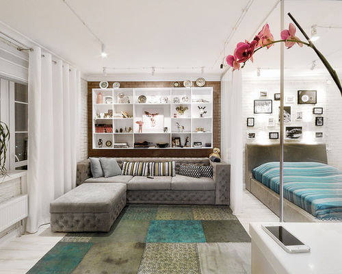 Серый диван в интерьере и фото с декоративными подушками